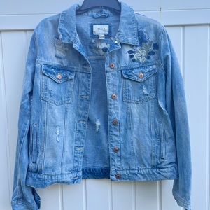 Denim jacket with embroidered flowers on it for detailing from forever 21